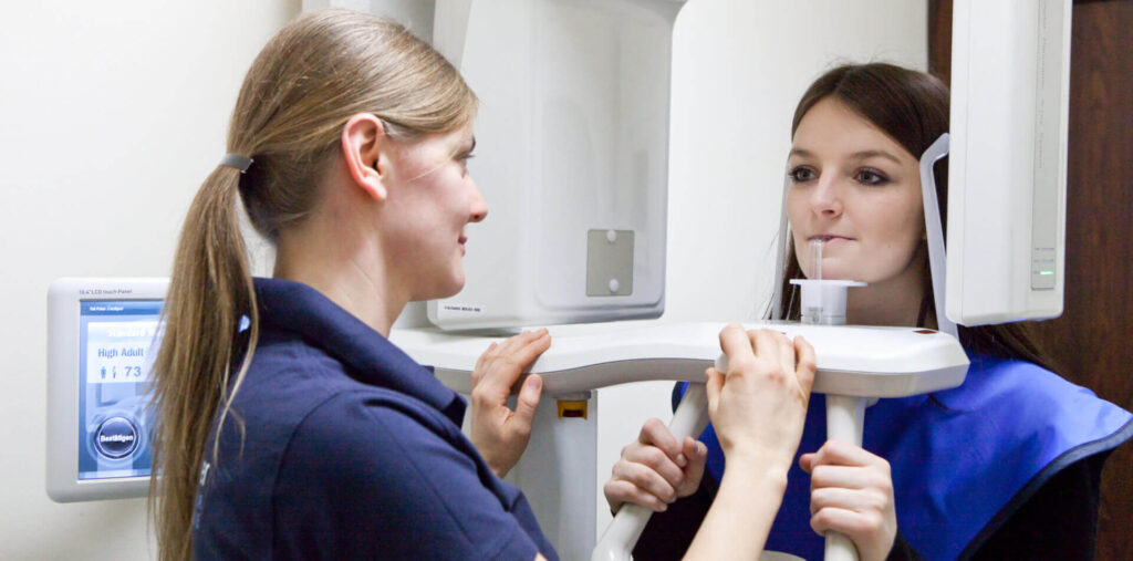 Patientin beim Röntgen