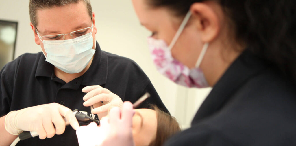 Dr. Fichtner behandelt eine Patientin