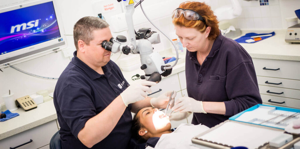 Dr. Fichtner bei der Parodontitisbehandlung